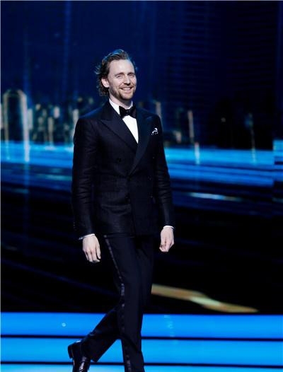 上海国际电影节 抖森惊喜现身颁发影后奖项