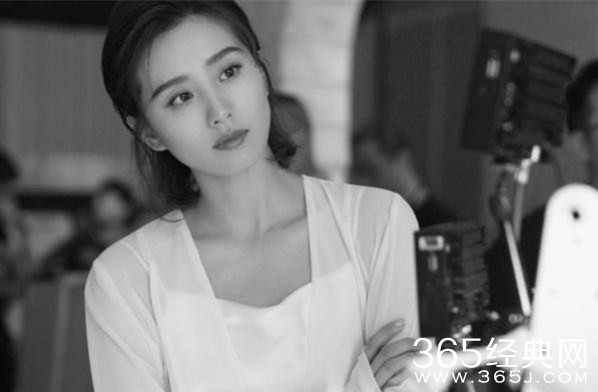 刘诗诗产后首开工 眼神笃定身材恢复极好