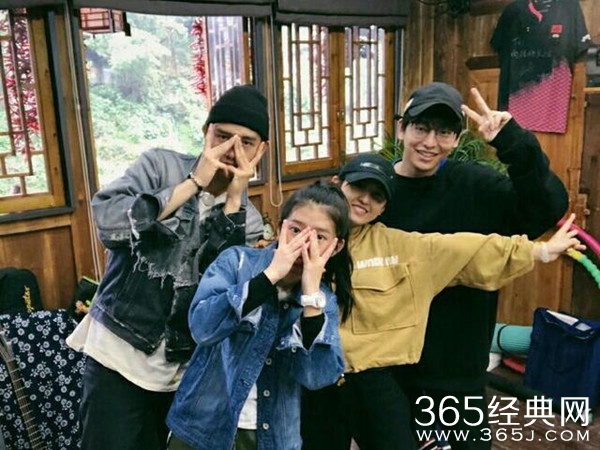 何蓝逗发文回应“情商低”：会谨言慎行