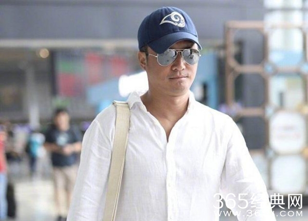 吴京出席上海电影节 肤色直逼黑成碳