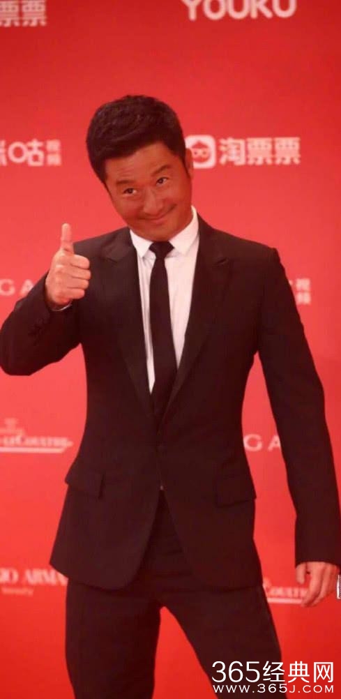 吴京出席上海电影节 肤色直逼黑成碳