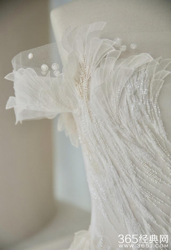 好甜！张若昀唐艺昕甜蜜婚纱照曝光