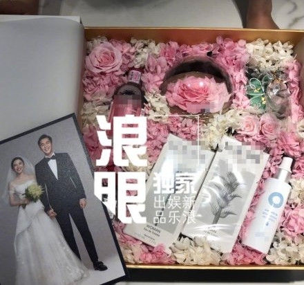 张若昀唐艺昕伴手礼曝光 两人婚纱照笑得超甜
