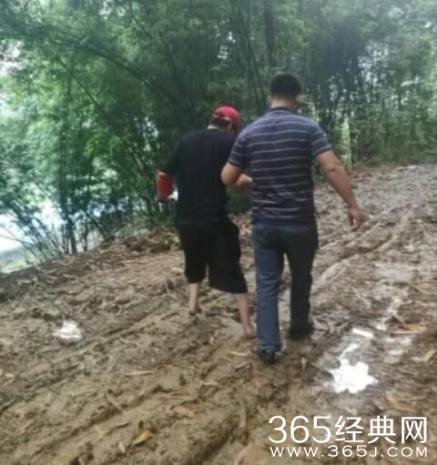 翟天临现身宜宾救灾 网友：要洗白？