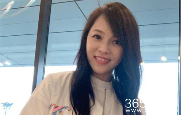 伊能静现身台北街头 拎两大箱礼品疾走变女汉子