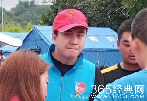 翟天临现身宜宾救灾 网友：要洗白？