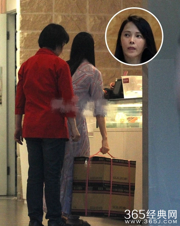 伊能静现身台北街头 拎两大箱礼品疾走变女汉子