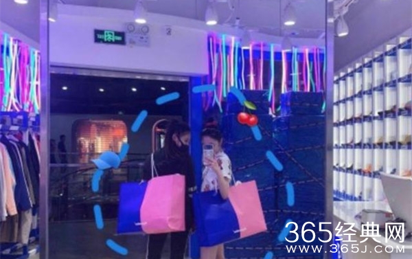 林允替周洁琼辟谣 却被发现逛假货店