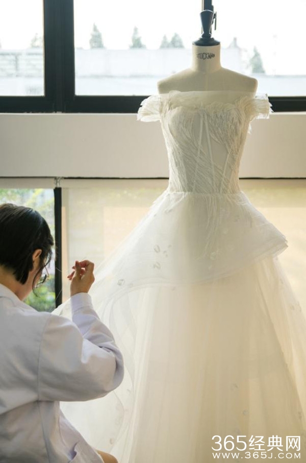 好甜！张若昀唐艺昕甜蜜婚纱照曝光