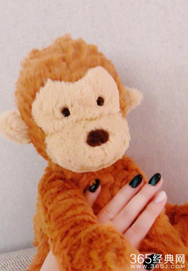 赵丽颖产后首发照片 疑似要复出？