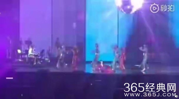 杨千嬅意外摔倒 被伴舞扶起继续跳舞