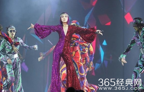 杨千嬅意外摔倒 被伴舞扶起继续跳舞