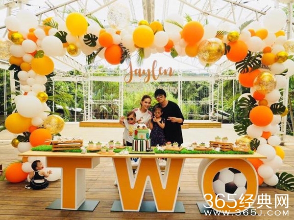 周杰伦一家正面照曝光 为儿子庆生温馨甜蜜