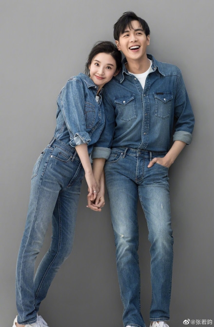 官宣啦!张若昀晒两人结婚照:就这样笑一辈子吧