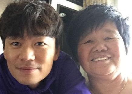 王宝强妈妈因病去世 网友：宝强加油