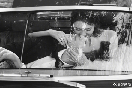 官宣啦!张若昀晒两人结婚照:就这样笑一辈子吧