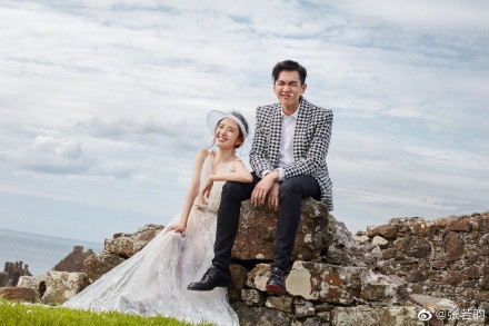 官宣啦!张若昀晒两人结婚照:就这样笑一辈子吧