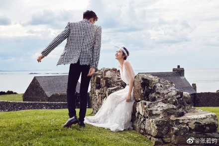 官宣啦!张若昀晒两人结婚照:就这样笑一辈子吧