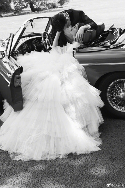 官宣啦!张若昀晒两人结婚照:就这样笑一辈子吧