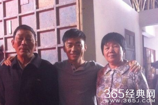 王宝强母亲去世 曾被家暴事件吓晕住院