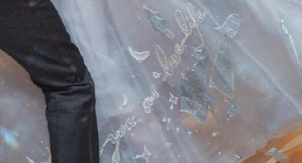 唐艺昕裙子上的英文 系两人情侣纹身上的句子