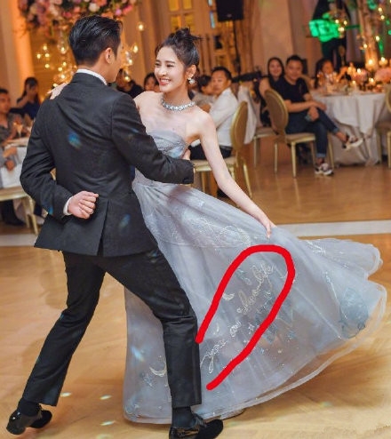 唐艺昕裙子上的英文 系两人情侣纹身上的句子