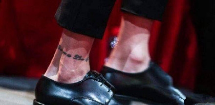 唐艺昕裙子上的英文 系两人情侣纹身上的句子