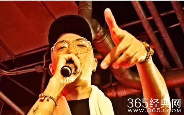 JonyJ公布恋情 与六年前的女友复合