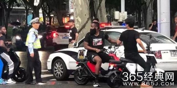 网友：太好笑了！哈登骑电动车被抓