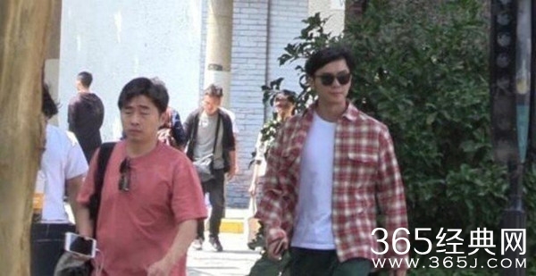 李晨分手后首次现身 边走边笑边跳心情颇好