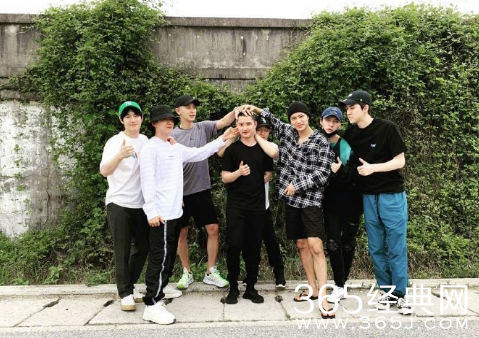 团魂炸裂！张艺兴赴韩国送都暻秀入伍