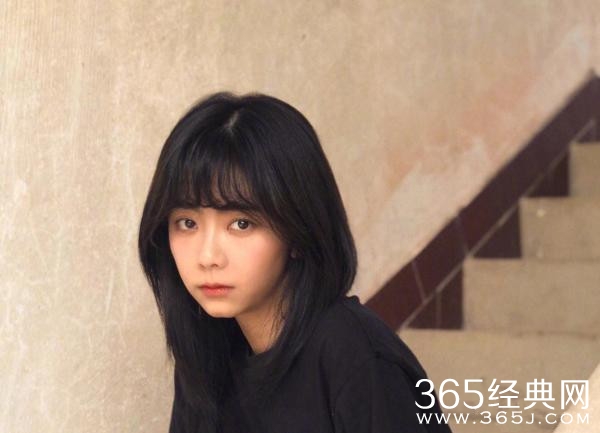 张子枫秒变自来熟 与谭松韵一见如故