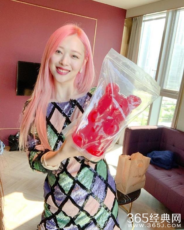 雪莉晒雀斑妆自拍 面无表情满脸黄斑