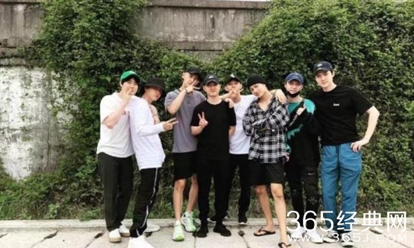 团魂炸裂！张艺兴赴韩国送都暻秀入伍