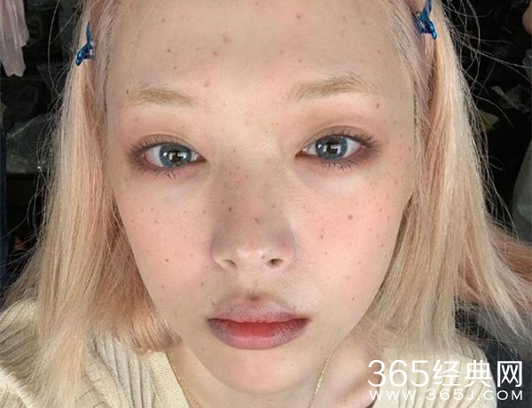 雪莉晒雀斑妆自拍 面无表情满脸黄斑