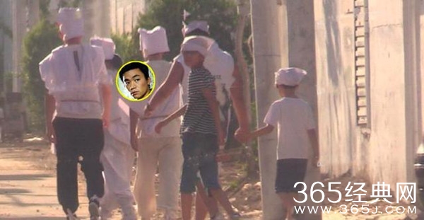 王宝强携儿子回乡祭拜母亲 始终未见女儿身影