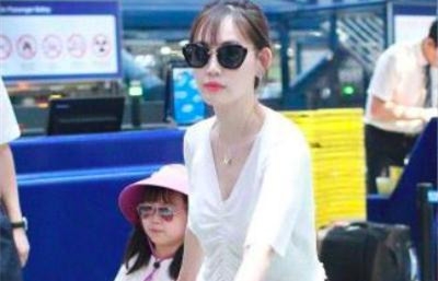 王宝强携儿子上坟 马蓉回应不让女儿回去