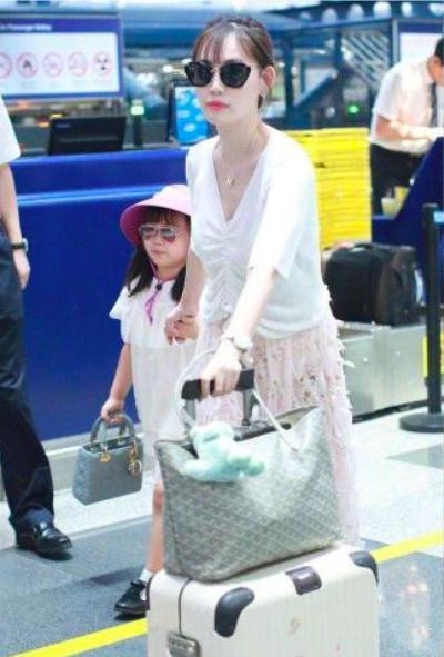 王宝强携儿子回乡祭拜母亲 始终未见女儿身影