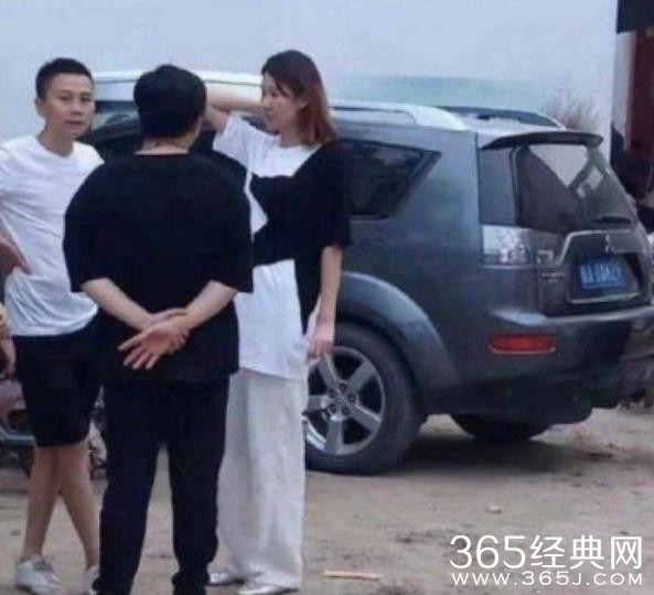 王宝强新女友参加葬礼 身材姣好样貌清秀