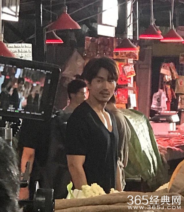 言承旭拍片被围观 为人亲切没架子