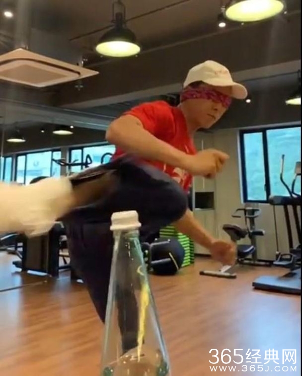 甄子丹踢瓶盖挑战成功 蒙上眼睛增加难度