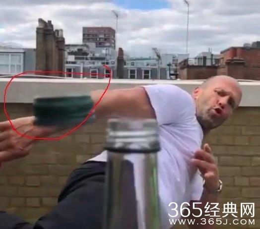 甄子丹踢瓶盖挑战成功 蒙上眼睛增加难度