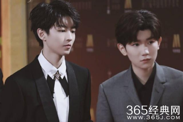 王俊凯爸妈奶茶店开张 王源家人送上花篮