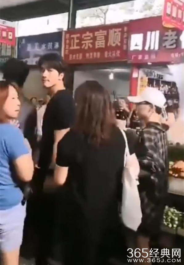 言承旭拍片被围观 为人亲切没架子