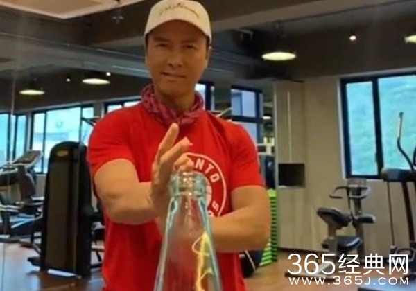 甄子丹踢瓶盖挑战成功 蒙上眼睛增加难度