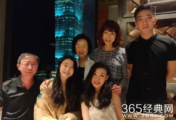 81岁琼瑶近照曝光 气质优雅面露微笑