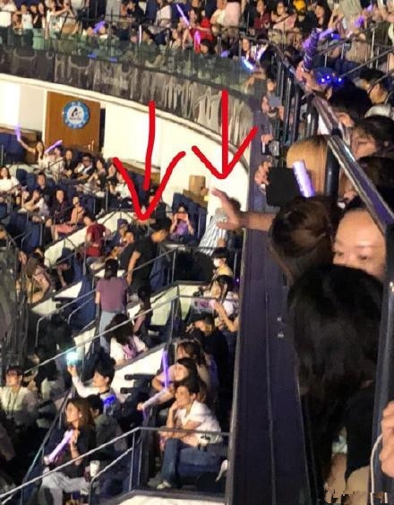 张艺兴个人演唱会“大航海”起航 黄磊现身为艺兴护航