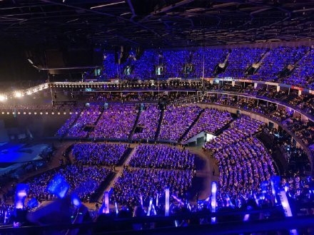 张艺兴首个个人巡演 上海完美开唱