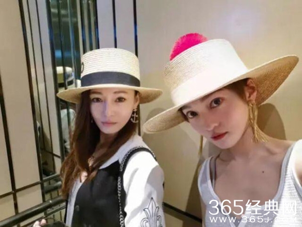 张韶涵穿吊带露脐装晒自拍 网友：以为是小燕子