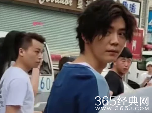 鹿晗被粉丝喊别驼背！立刻挺直腰杆